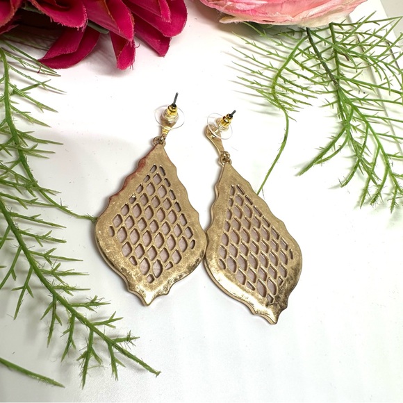 Chandelier⚜️Pearly Pink Acrylic Ornate Drop Earrings - Picture 4 of 6